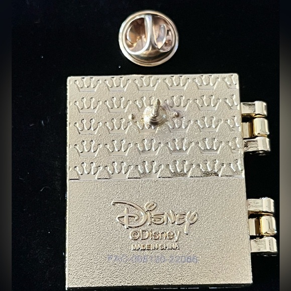 New with tag Disney Loungefly Sword In The Stone Hinged Story Book Enamel Pin - Picture 3 of 7